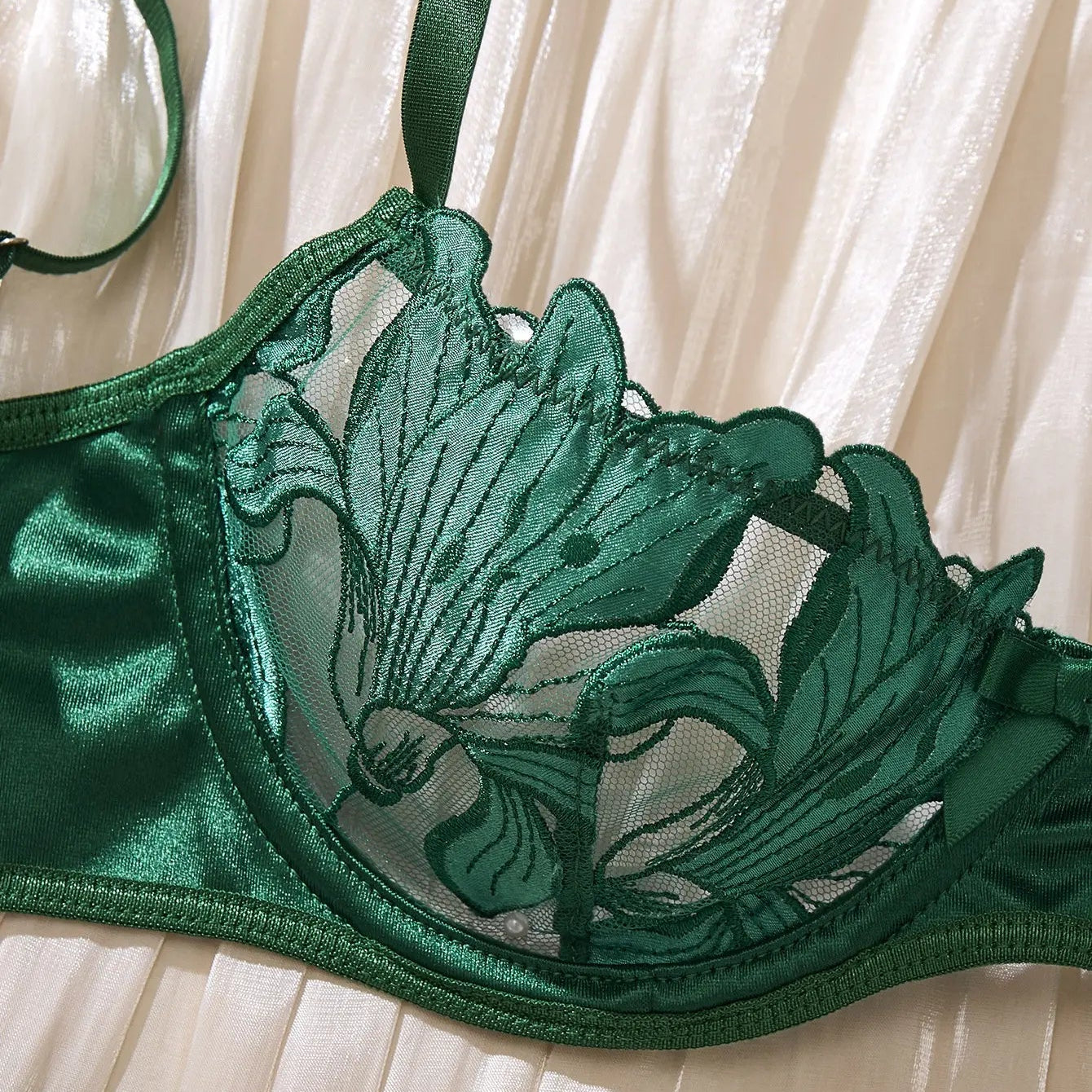 Sexy 2-Piece Floral Lace Lingerie Set - Underwire Bra & Garter Belt